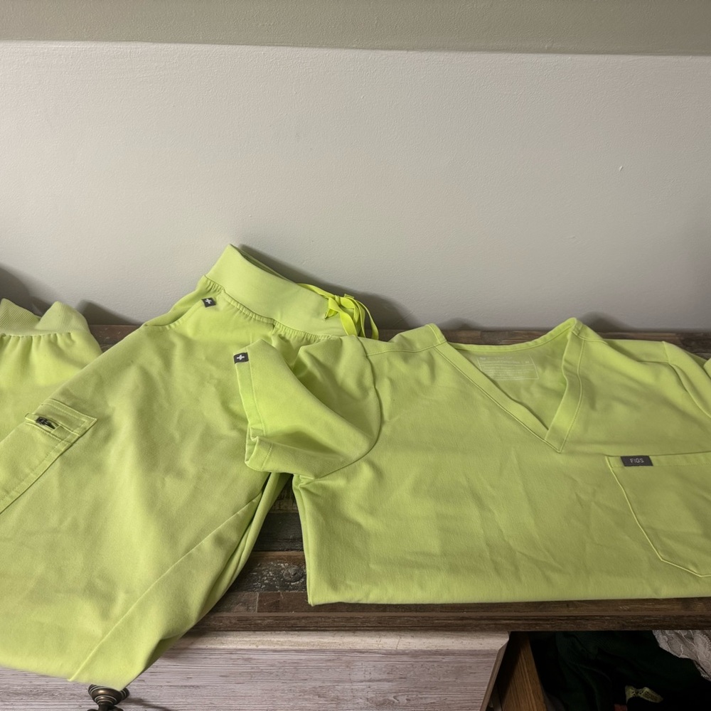 Figs women’s size medium scrub set